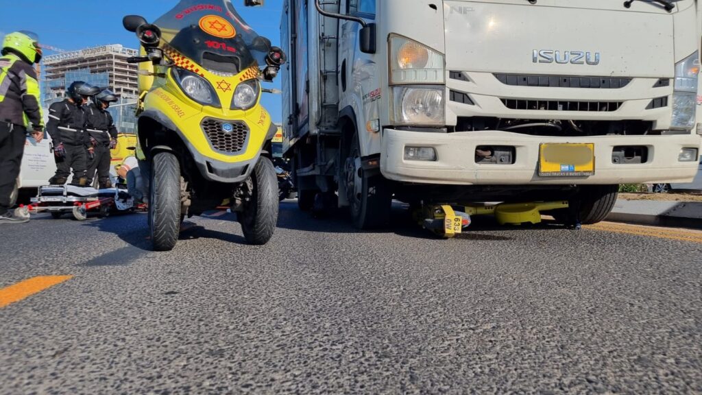 רוכב קורקינט חשמלי נפגע ממשאית בשדרות משה דיין בראשון לציון