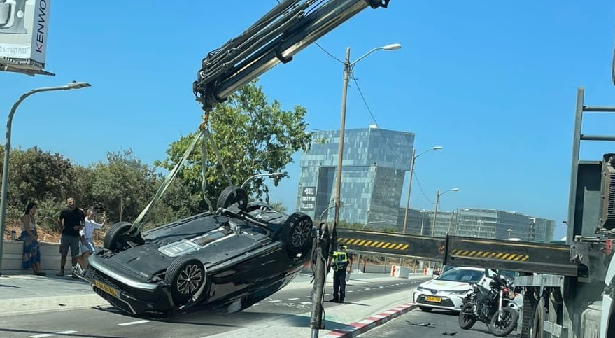 רכב הפוך ברחוב משה דיין בראשון לציון - מקומון ראשון