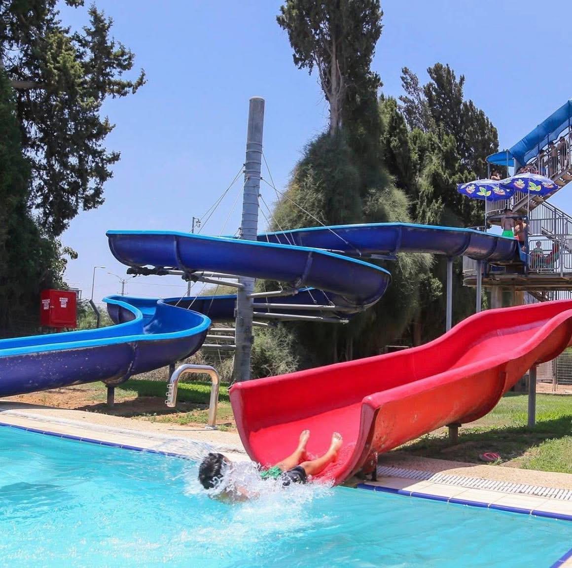 בריכות השחייה ומתחם השכשוך בפארק