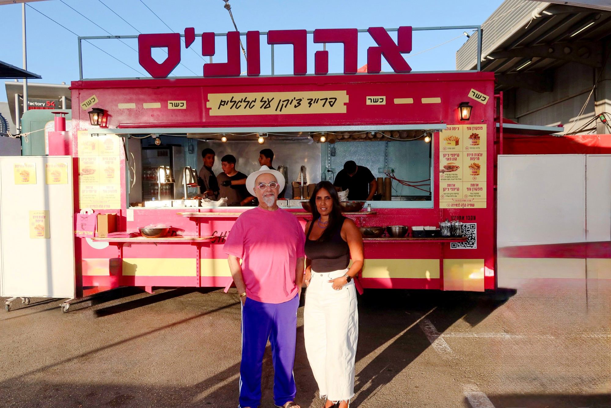 השף ישראל אהרוני ליד הפוד טראק הוורוד