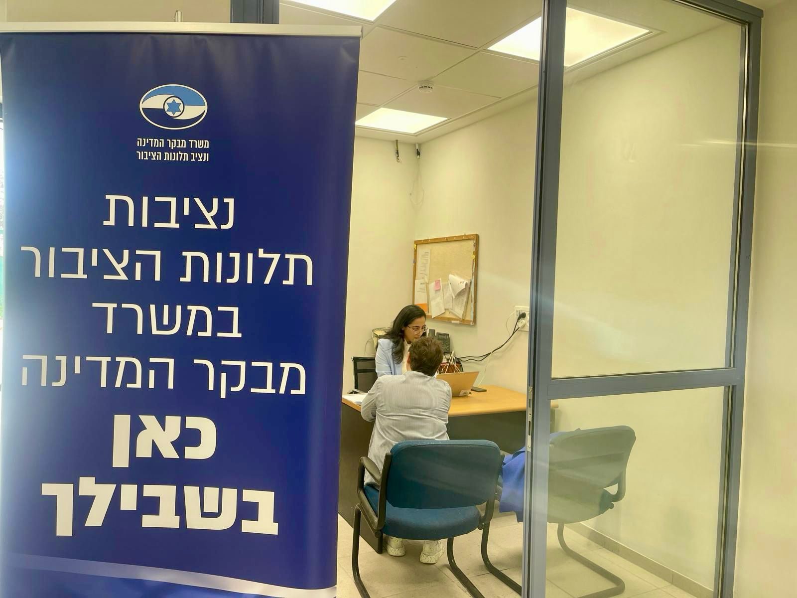 מבט על בניין מגורים שניזוק מפגיעת טיל