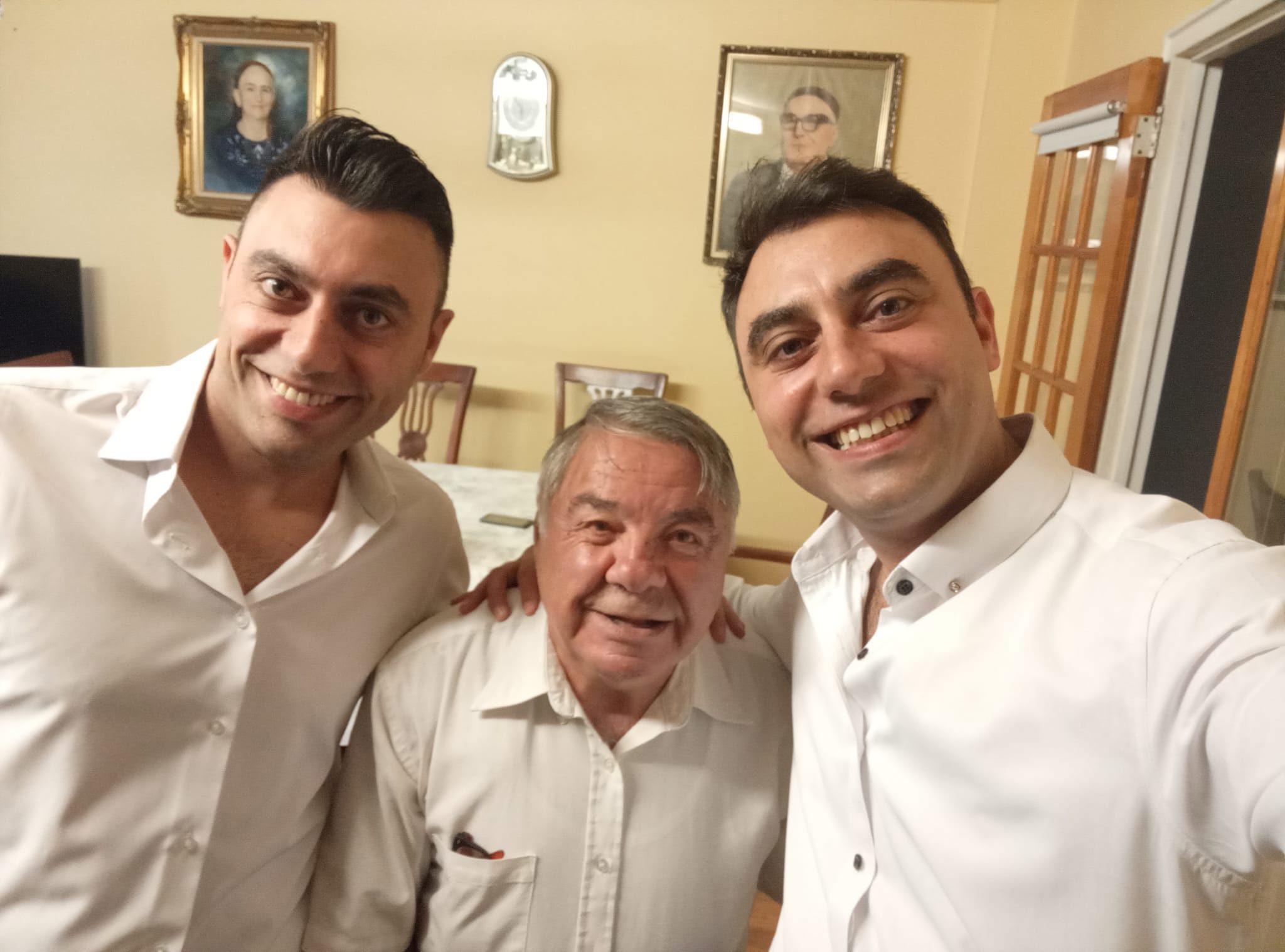 אבי אמינוב מחייך במהלך יום עבודה שגרתי בתל אביב