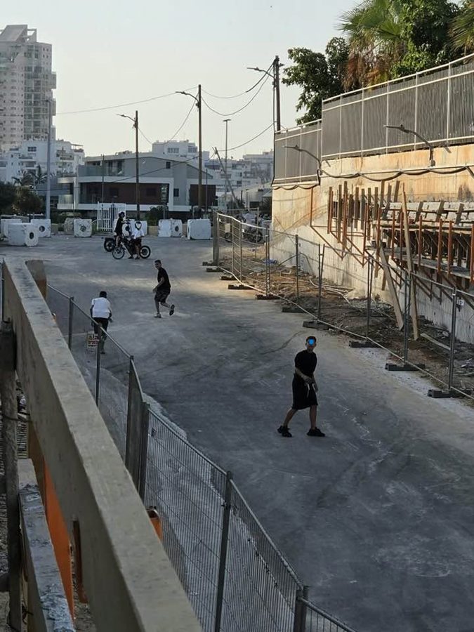 כלים כבדים ותשתיות פתוחות בשטח אתר הבנייה