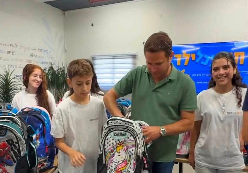 תיקי בית ספר מוכנים לחלוקה עם ציוד לימודי חדש במסגרת המיזם