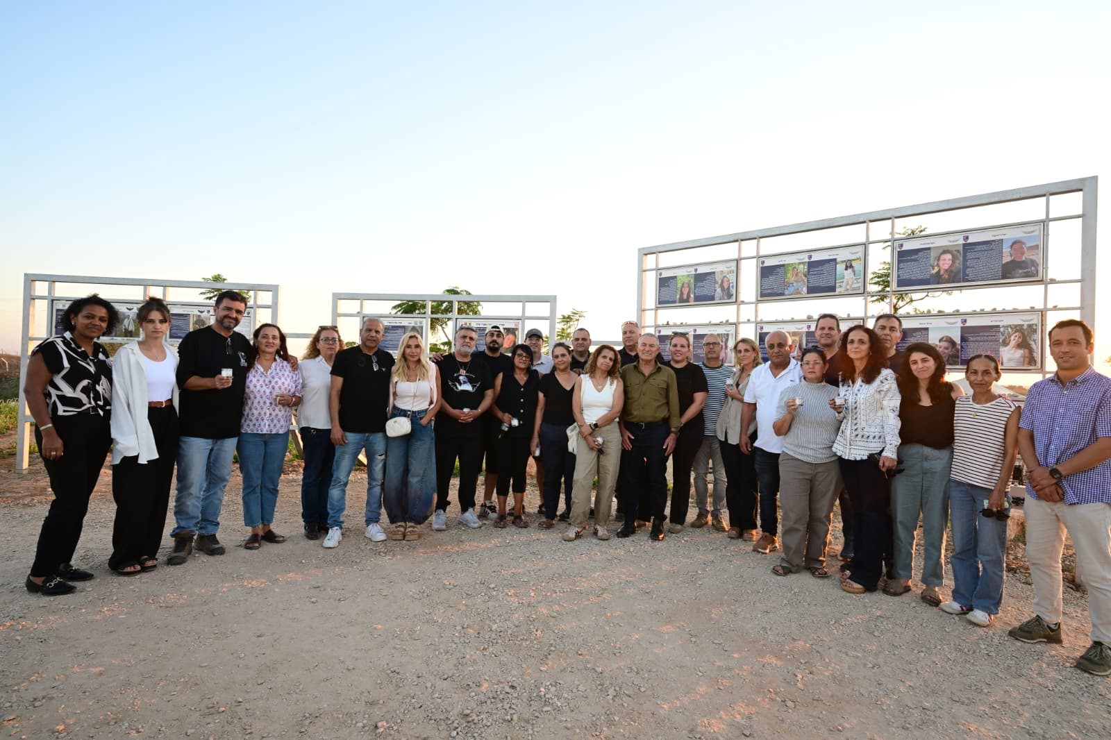 הורי התצפיתניות ויו״ר הסוכנות היהודית דורון אלמוג באנדרטת גבעת התצפיתניות