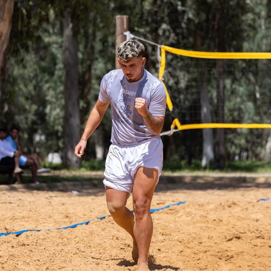 שליח אוכל עולה במדרגות בבניין מגורים כשבידו שקית משלוח