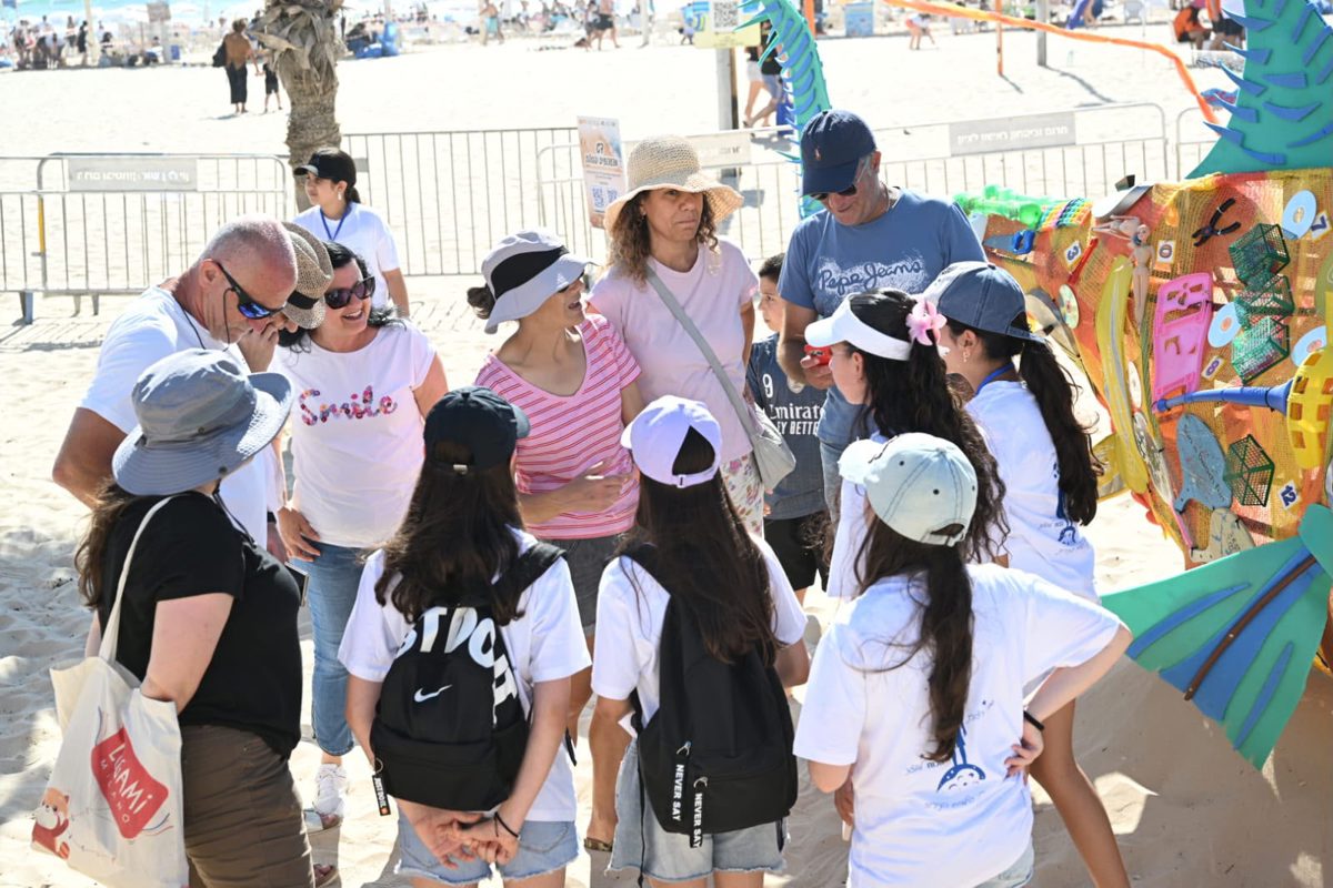 תלמידים בבית ספר בראשון לציון משתתפים בפעילות חינוכית סביבתית