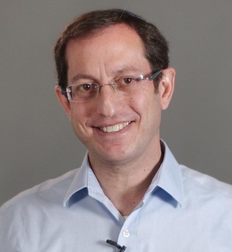 רופא הילדים מקשיב למטופל הצעיר במרפאה