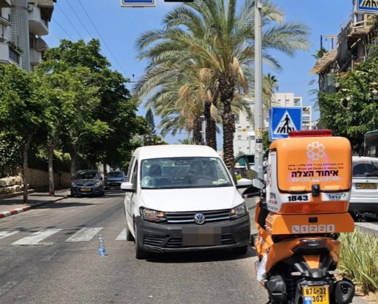 זירת תאונת דרכים ברחוב מרכזי בראשון לציון בה מעורבת הולכת רגל