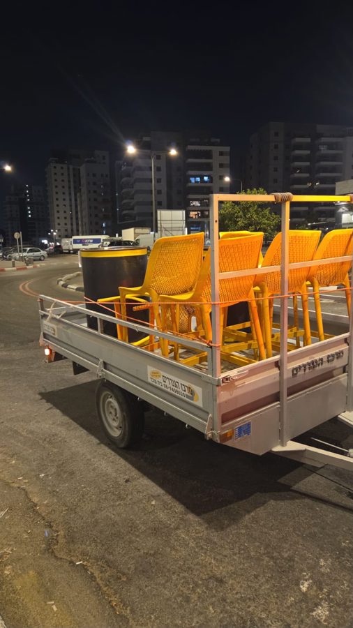 ניידת פיקוח עירוני ופקחים פועלים במרחב הציבורי