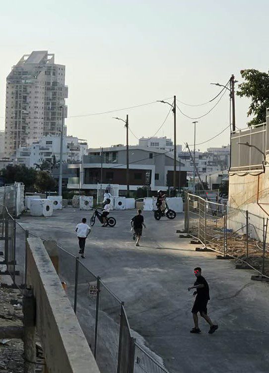 גדרות אתר בנייה ושלטי אזהרה מפני סכנה