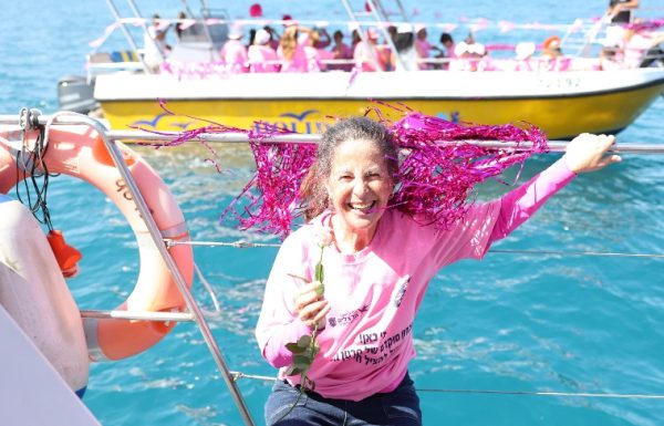מרגש: משט וורוד לקראת חודש המודעות לסרטן השד בהשתתפות חולות ומחלימות שהשליכו למים ורדים בתפילה ותקווה