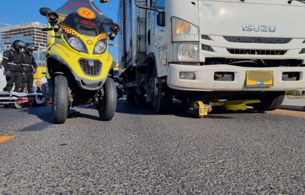 תאונה קשה: רוכב קורקינט חשמלי נפגע ממשאית בשדרות משה דיין בראשון לציון