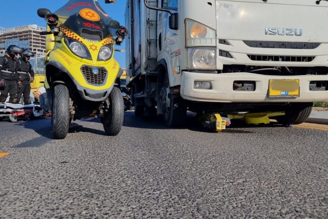 תאונה קשה: רוכב קורקינט חשמלי נפגע ממשאית בשדרות משה דיין בראשון לציון