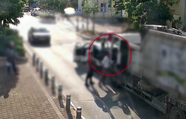 צפו בסרטון: תושב ראשון לציון תקף ואיים עם סכין על נהג משאית