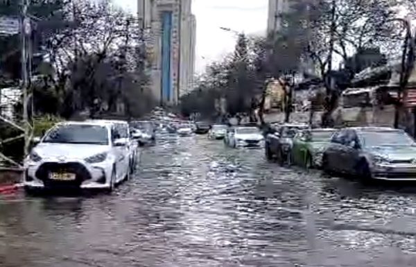 ונציה בשכונת רמת אליהו ראשון לציון, הגשם  יורד בכמות גדולה והשכונה מוצפת, צוותי העירייה כבר במקום, סרטון מהשכונה!