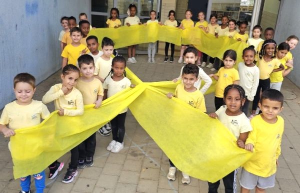 ילדי הצהרון בבית הספר ויתקין טבע (מתנ"ס רמת אליהו) ראשון לציון למען החטופים, והיו גם מי שהתרגשו עד דמעות מהמחווה