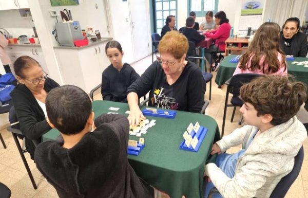 מועצת התלמידים של בית הספר היסודי שקמה בראשון לציון בפעילות ערכית למען הקהילה והפעם במועדון הגימלאים המקומי