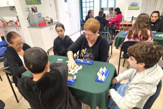 מועצת התלמידים של בית הספר היסודי שקמה בראשון לציון בפעילות ערכית למען הקהילה והפעם במועדון הגימלאים המקומי