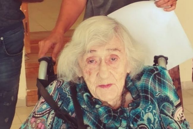 הני שקולניק בת 102 שנה היא שוחרת התרבות המבוגרת ביותר שפוקדת כל תערוכה שמתקיימת בראשון לציון
