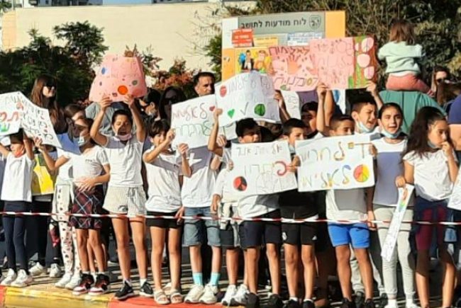 הנהלת בית ספר “בן גוריון “,הצוות החינוכי, תלמידי ביה”ס והוריהם יצאו להפגנה גדולה נגד האלימות !