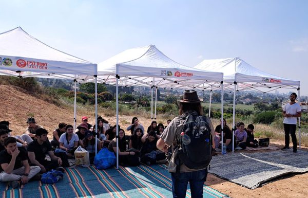 כ-100 תלמידות ותלמידים מהחינוך הממלכתי והממלכתי-דתי הגיעו לגבעת האירוסים בראשון לציון להתנדבות חקלאית