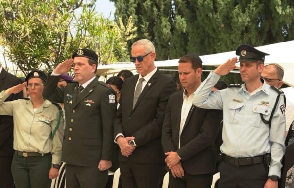 בני גנץ נאם בטקס יום הזיכרון בבית העלמין הצבאי בראשון לציון