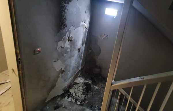 לא להאמין: שריפת פסולת בחדר מדרגות בתוך בניין בראשון לציון