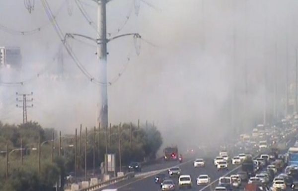 ראשון לציון: שריפת קוצים גדולה מתקרבת לשורת מפעלים ליד כביש 4