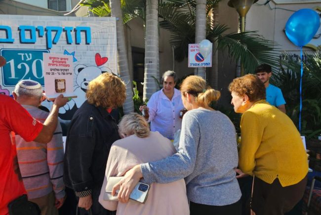 דיירי בית הדיור המוגן ״עד 120״ בראשון לציון החליטו לקיים את ״שוק עוטף ישראל״