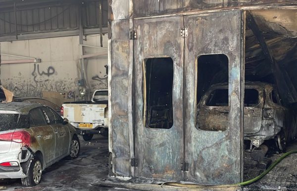 צפו בסרטונים: עשרות רכבים נשרפו במוסך בראשון לציון