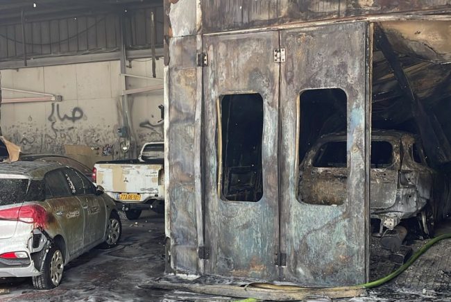 צפו בסרטונים: עשרות רכבים נשרפו במוסך בראשון לציון