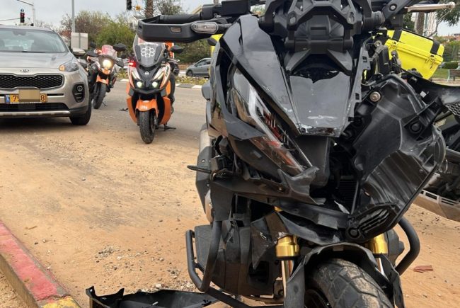 רוכב אופנוע בן 20 נפצע בתאונה בראשון לציון