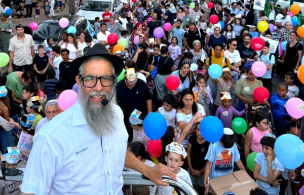 כ-20,000 אלף מילדי ראשון לציון צעדו בעשרות תהלוכות ל”ג בעומר של חב”ד