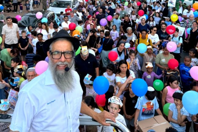 כ-20,000 אלף מילדי ראשון לציון צעדו בעשרות תהלוכות ל”ג בעומר של חב”ד