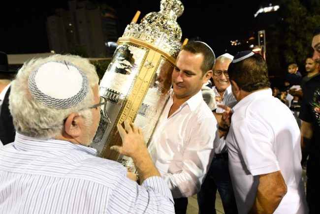 משבר לתקומה: עיריית ראשון לציון תציין את חג שמחת תורה בהקפות שניות בבתי הכנסת ברחבי העיר