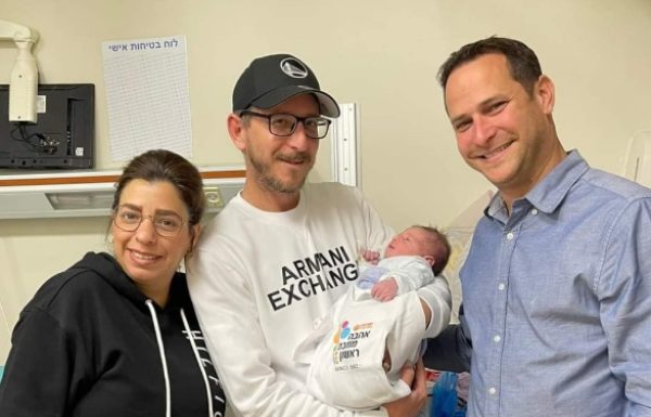 מרגש: ראש העיר רז קינסטליך ביקר וברך את הוריו של התינוק הראשל”צי הראשון שנולד בשנת 2023 ,השנה האזרחית החדשה