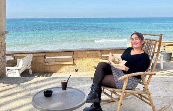נעמי מטודי רק בת 20 מבקשת לתת לכם ‘ביס של אושר’ בקונדיטוריה צרפתית שהיא חוויה קולינרית על חוף ימה של נתניה וכן היא גם דואגת ללוחמים בחזית