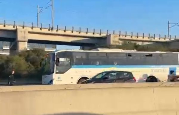 נהג אוטובוס עצר בצומת ראשון לציון ונדקר ע”י אחד הנוסעים