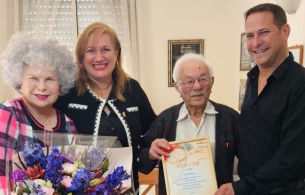 ראש העיר רז קינסטליך וסגניתו ליאל אבן זהר ביקרו את ניצול השואה משה ביננטל, מ״אחוזת ראשונים״ החוגג יומהולדת 100 ,הרבה בריאות!
