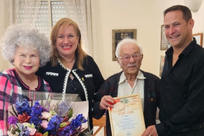 ראש העיר רז קינסטליך וסגניתו ליאל אבן זהר ביקרו את ניצול השואה משה ביננטל, מ״אחוזת ראשונים״ החוגג יומהולדת 100 ,הרבה בריאות!