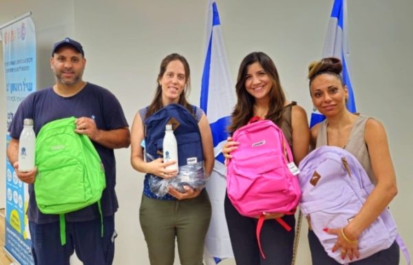 יוזמה מחממת את הלב: חברת המים מניב ראשון תרמה מאות ילקוטים עם ציוד לימודי לתלמידות ולתלמידי ראשון לציון הזקוקים לכך