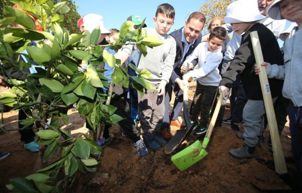 ראשון לציון נוטעת: מאות תלמידים נטעו עצים לרגל חגיגות 140 שנה לעיר